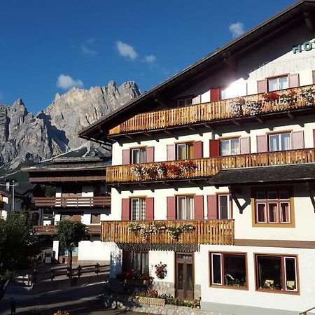 Hotel Bellaria - Cortina D'Ampezzo Bagian luar foto