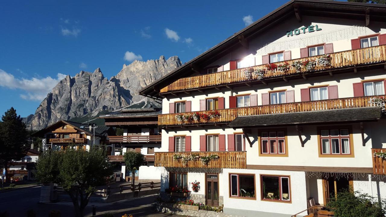 Hotel Bellaria - Cortina D'Ampezzo Bagian luar foto